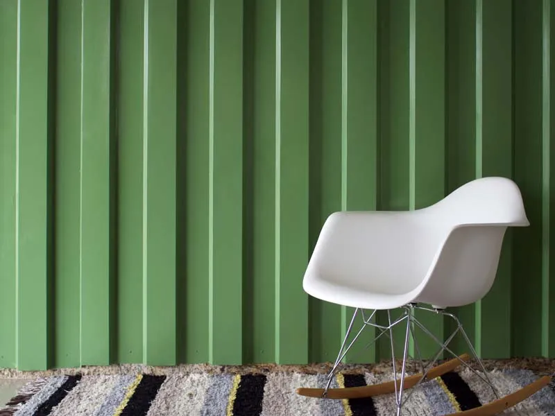 Parede de telha metálica verde escuro