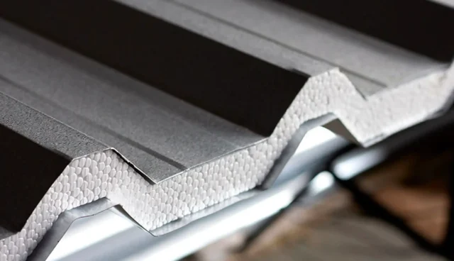 Recorte de telha termocústica com revestimento interno de isopor