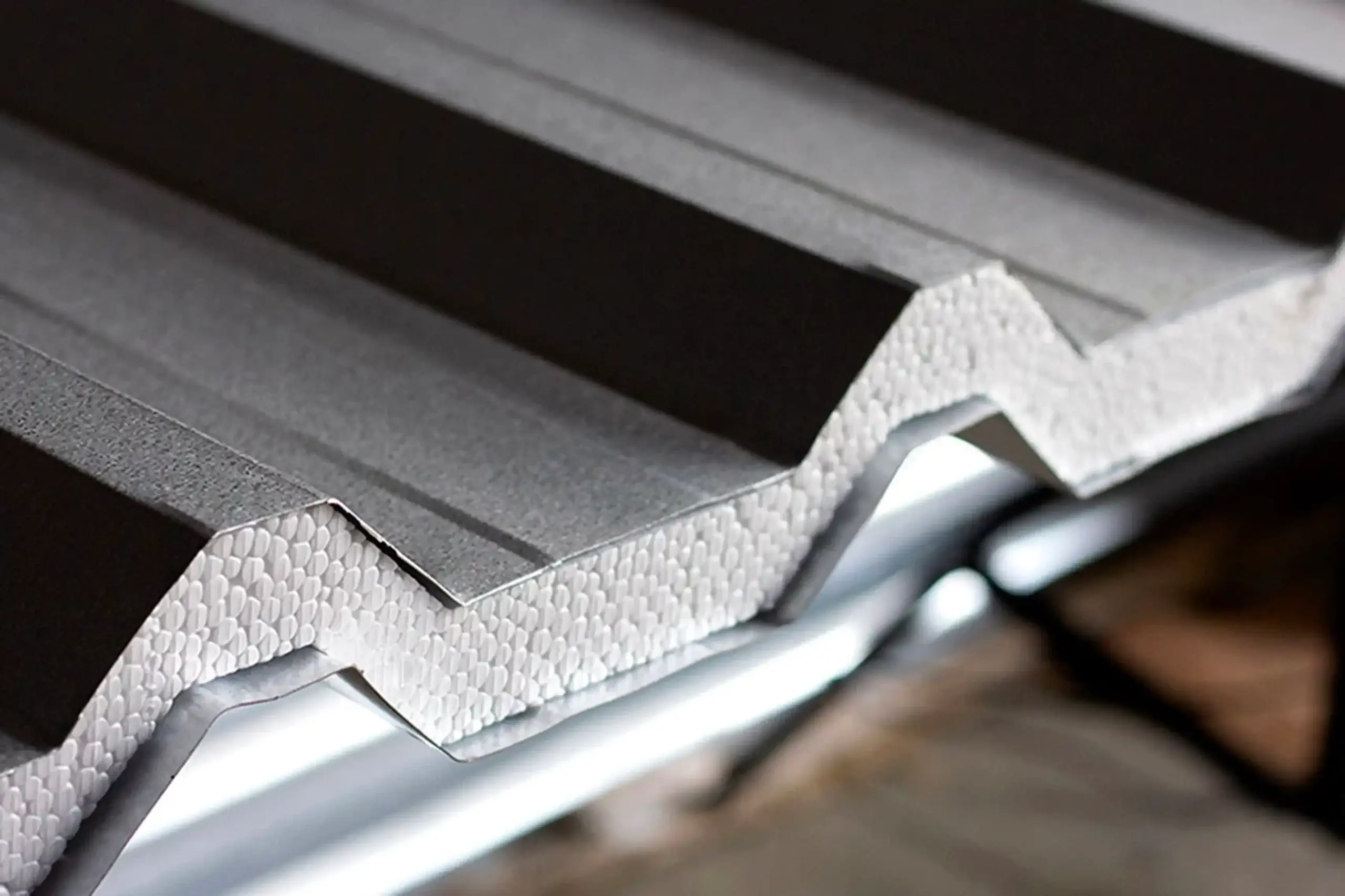 Recorte de telha termocústica com revestimento interno de isopor