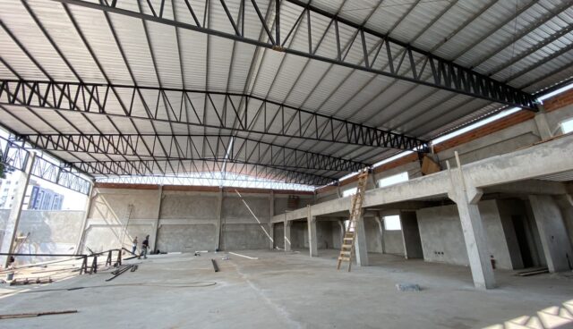 Barracão vazio com telhas sanduíche instaladas