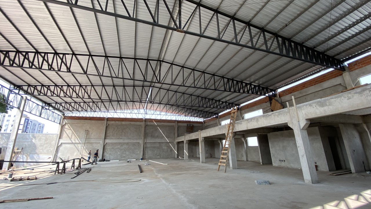 Barracão vazio com telhas sanduíche instaladas